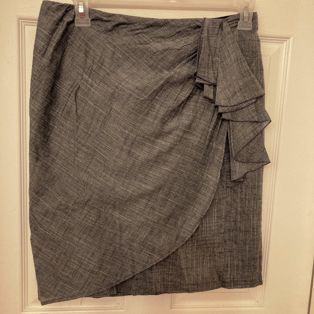 Sunny Leight Gray NWOT elegant skirts with ruffles details Size 10